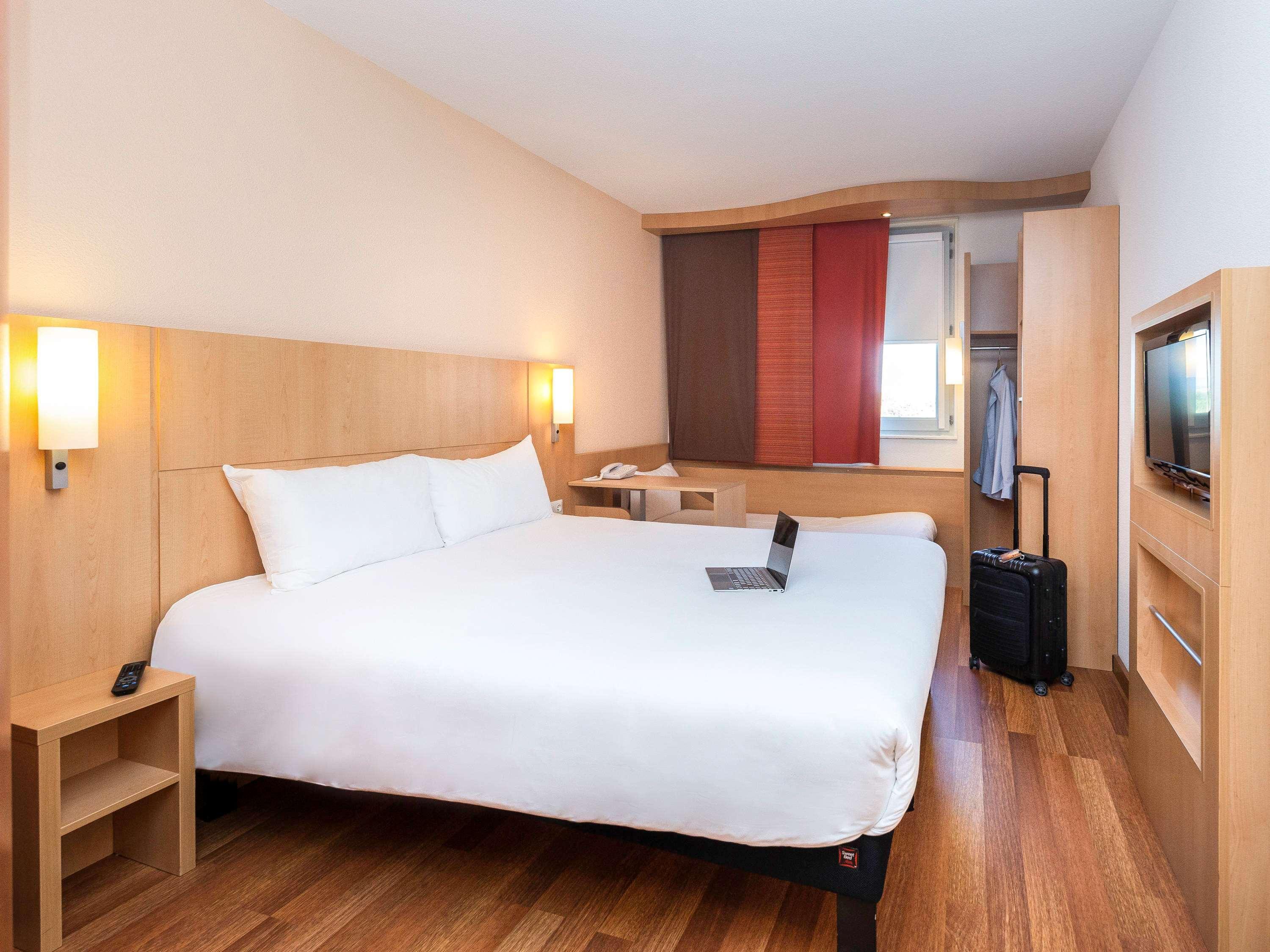 Ibis Lyon Est Chaponnay Hotel Bagian luar foto