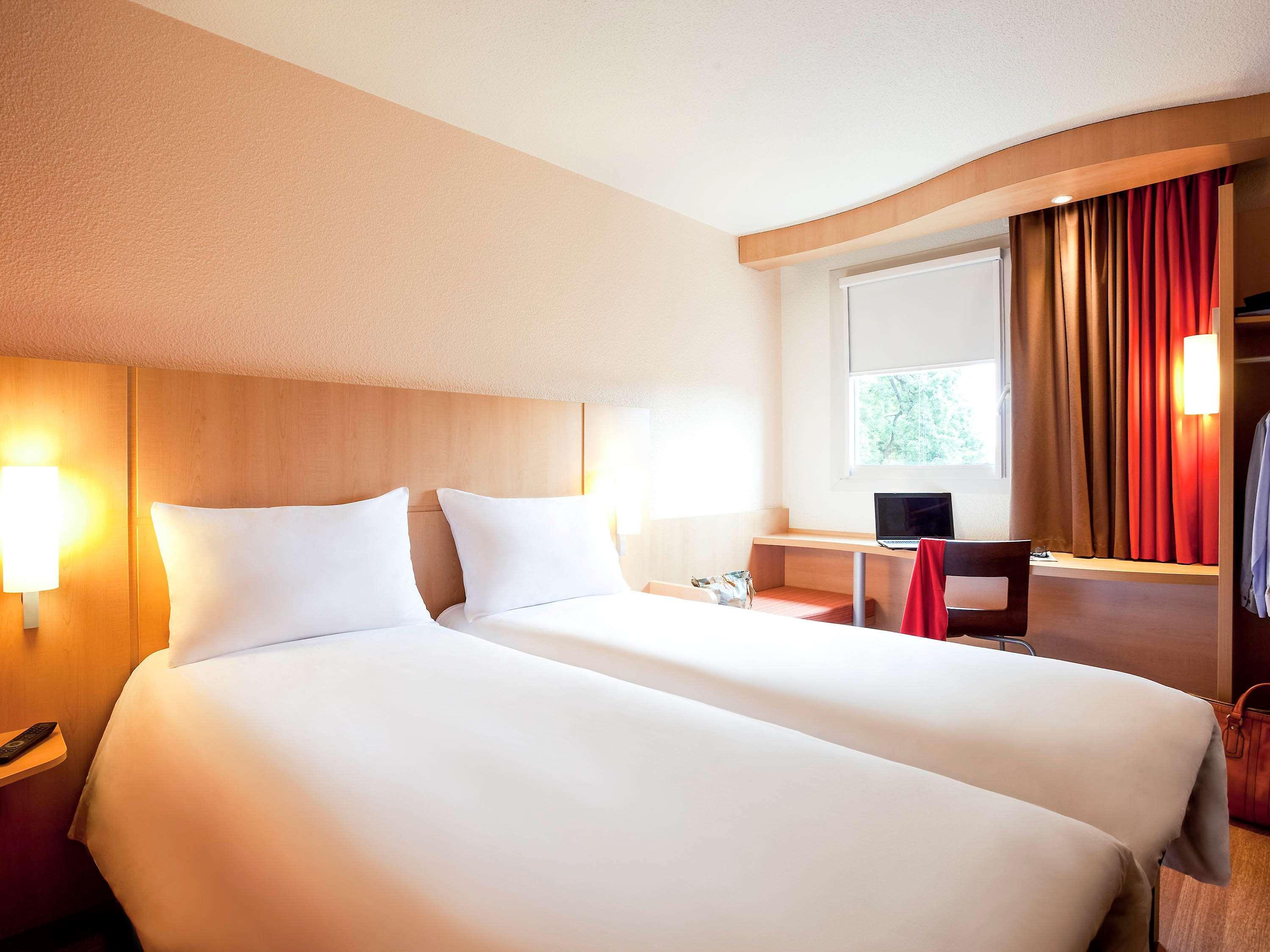 Ibis Lyon Est Chaponnay Hotel Bagian luar foto