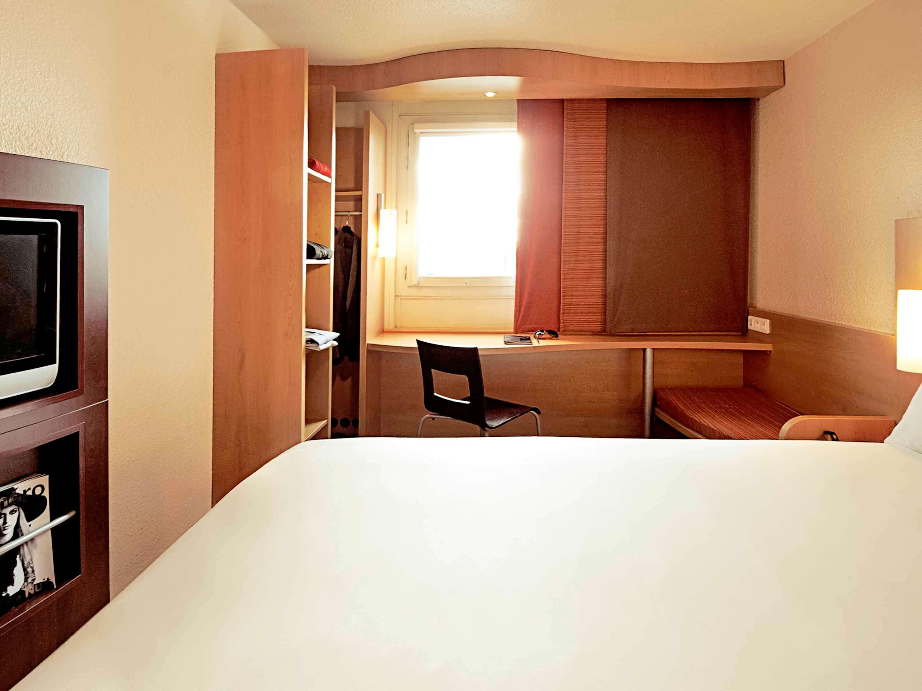 Ibis Lyon Est Chaponnay Hotel Bagian luar foto