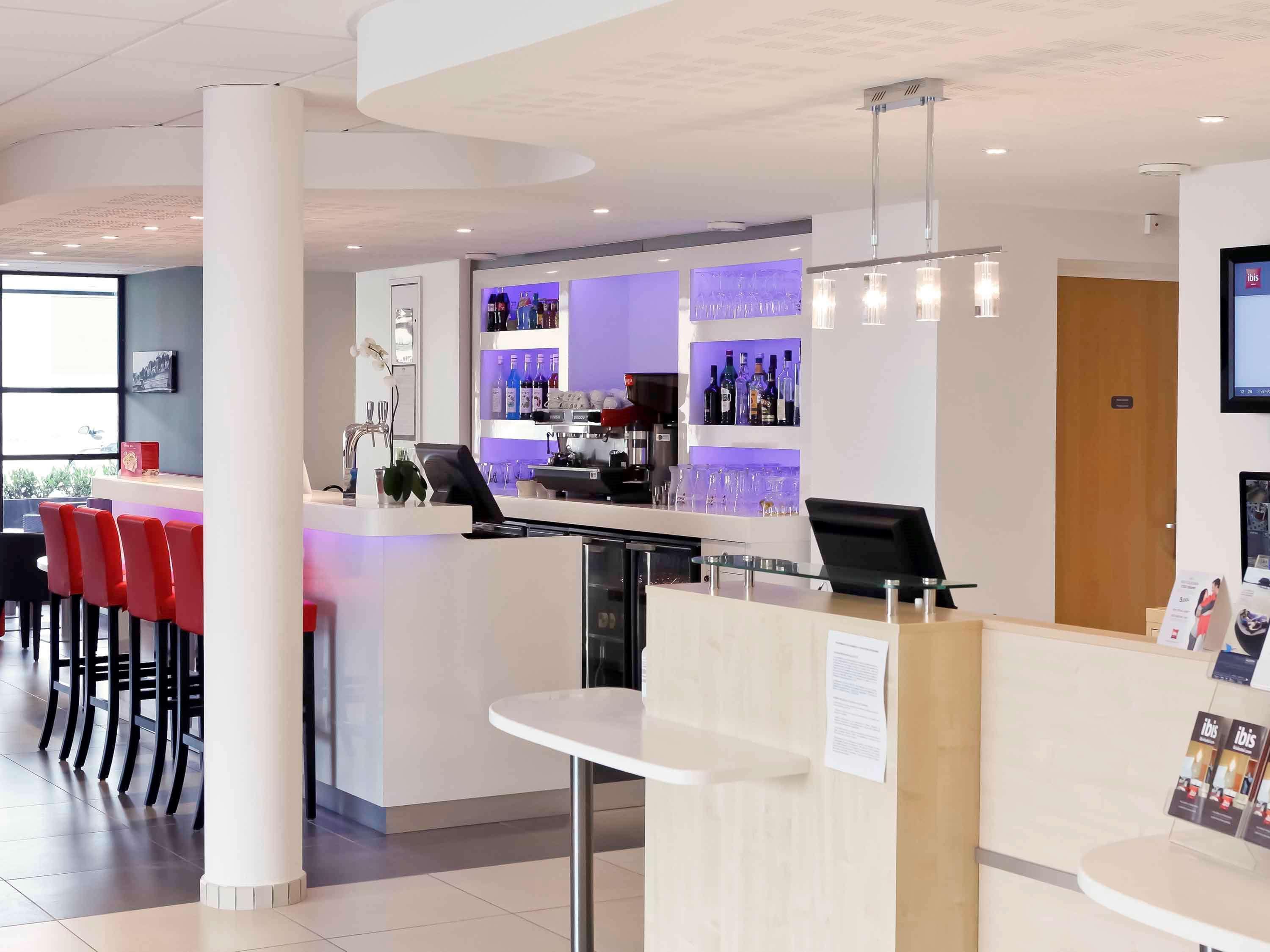 Ibis Lyon Est Chaponnay Hotel Bagian luar foto