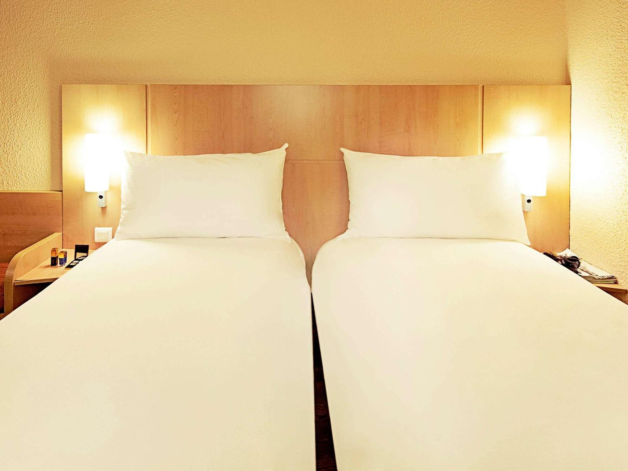 Ibis Lyon Est Chaponnay Hotel Bagian luar foto