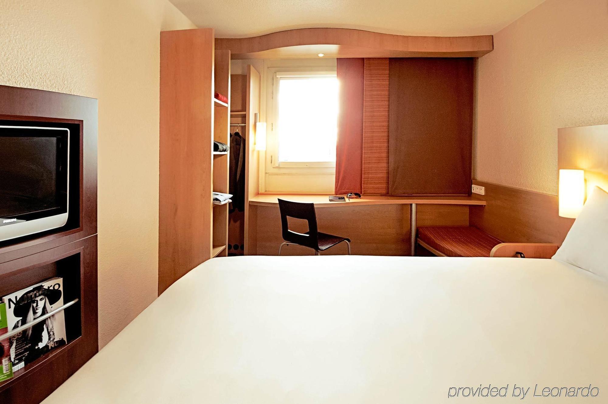 Ibis Lyon Est Chaponnay Hotel Bagian luar foto