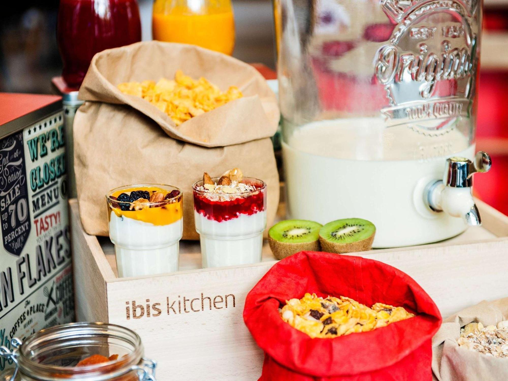 Ibis Lyon Est Chaponnay Hotel Bagian luar foto