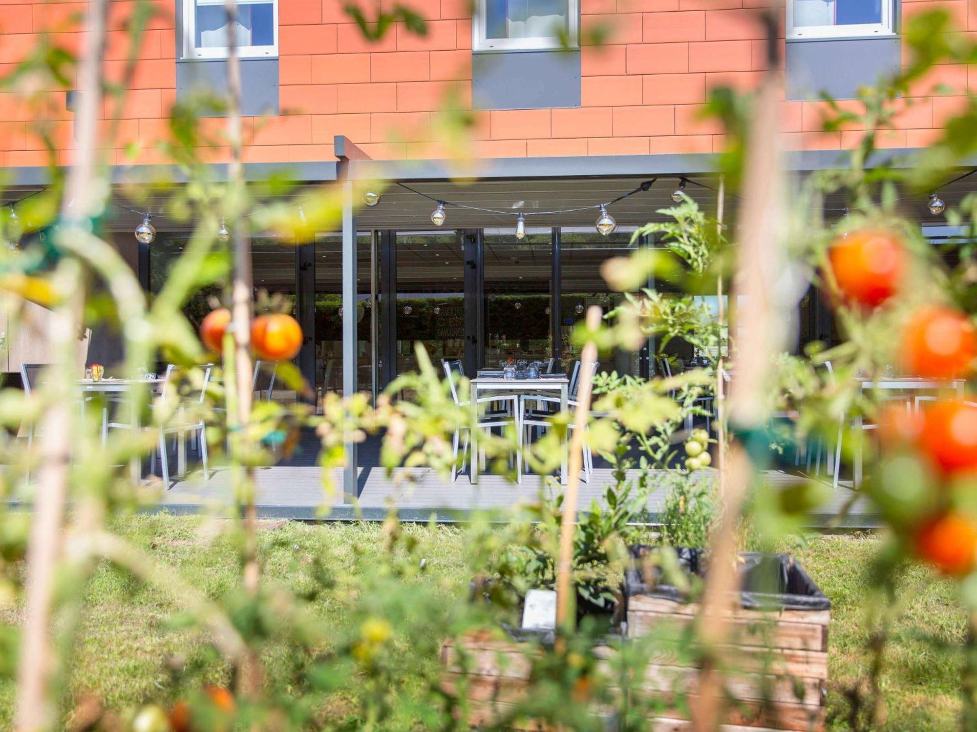 Ibis Lyon Est Chaponnay Hotel Bagian luar foto