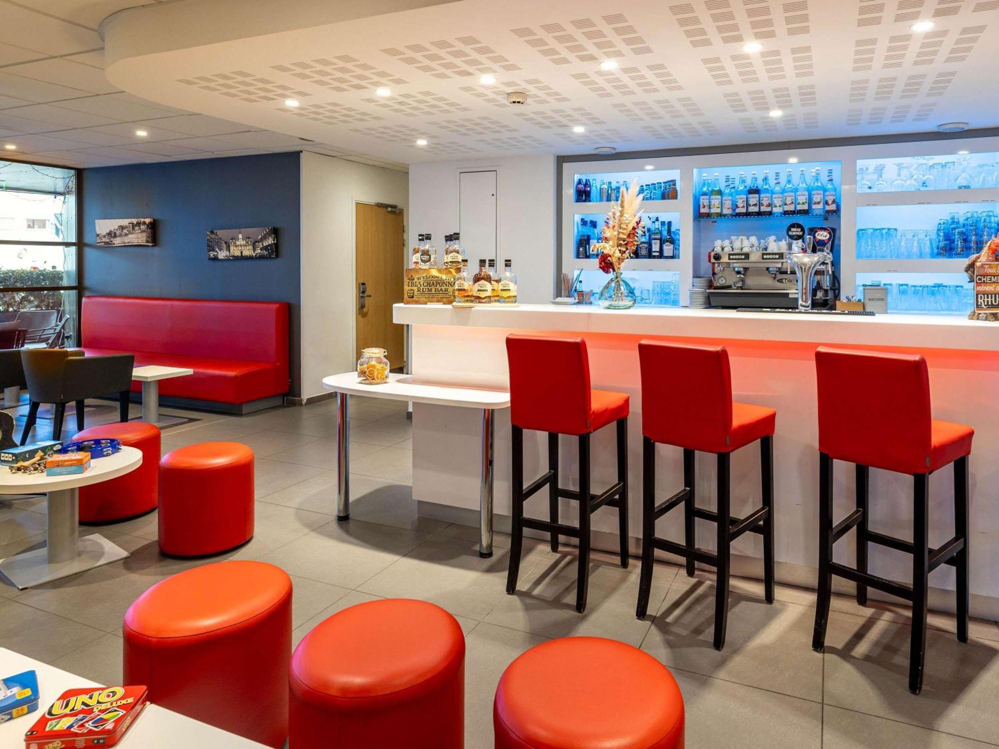 Ibis Lyon Est Chaponnay Hotel Bagian luar foto